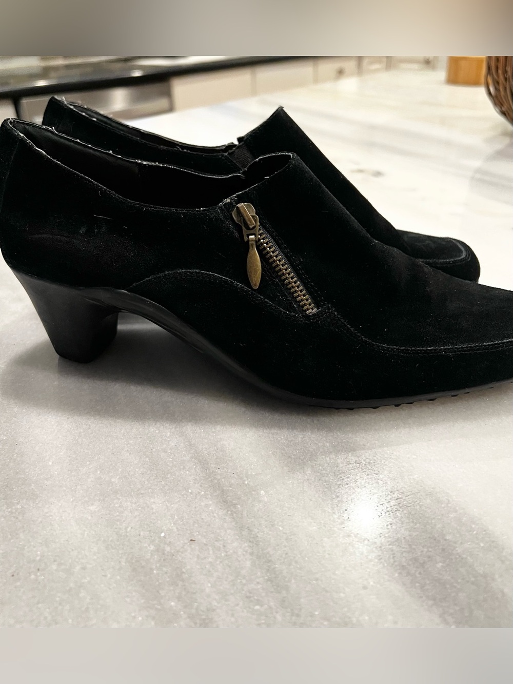 AEROSOLES Black Suede Low Heel Zip-Accent Pumps